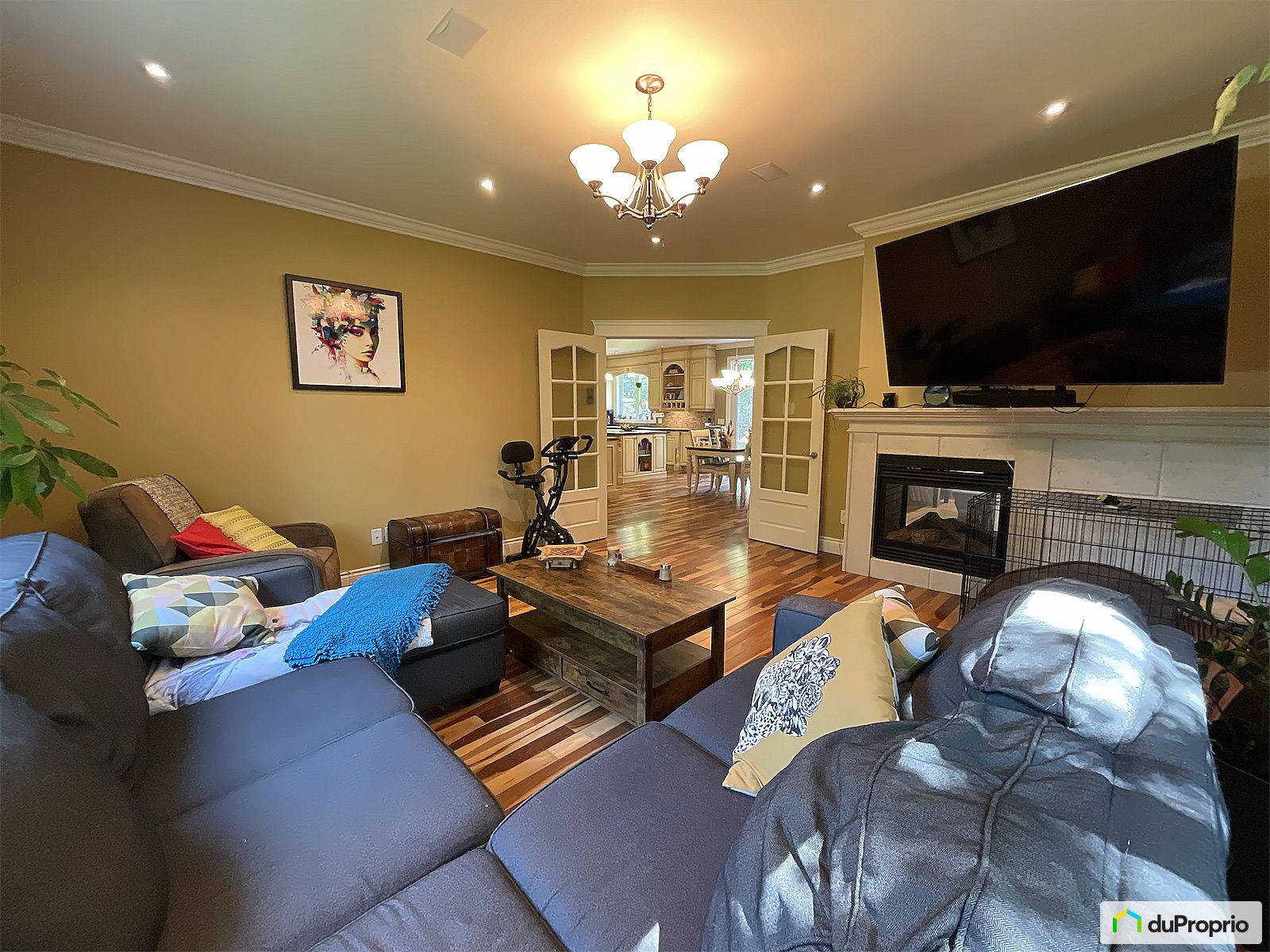 Grand salon avec foyer - Propriété prestige 4 chambres Laurentides